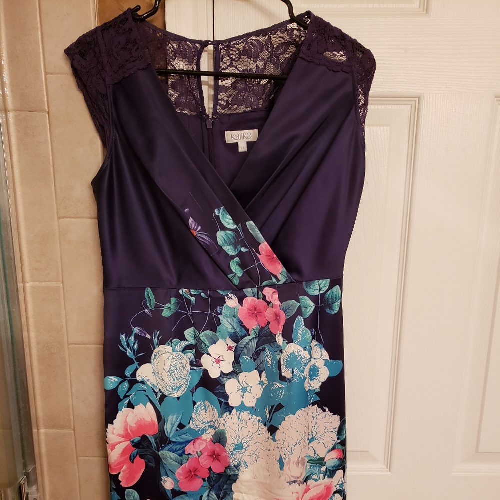 Kaliko blue floral dress size 8 has a back zipper